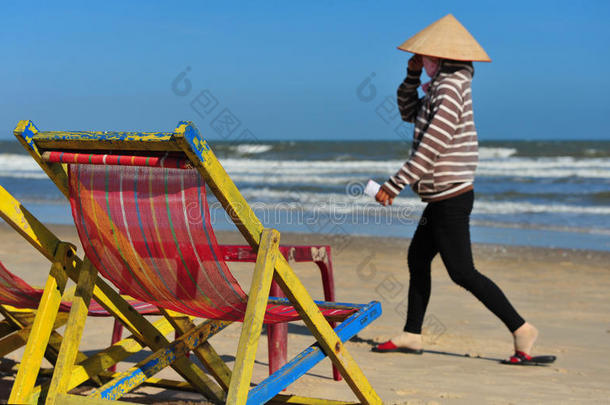 越南海滩，一个满脸皱纹的女人