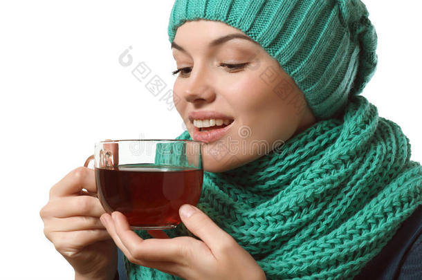 冷酷美丽的女孩喝茶