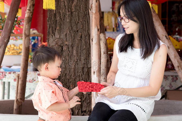 亚洲母亲给儿子一个红包或一个权力