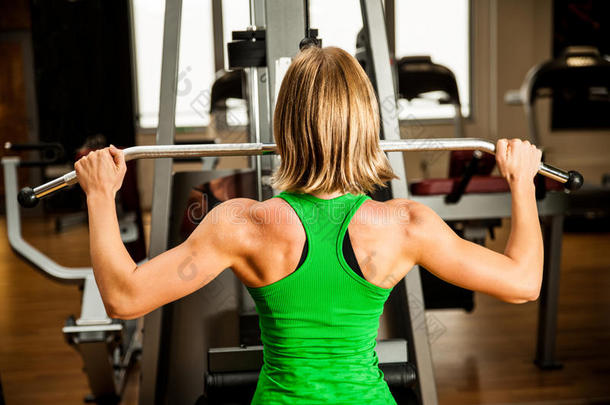 美丽的<strong>肌肉</strong>健康的女人在健身健身房锻炼<strong>肌肉</strong>