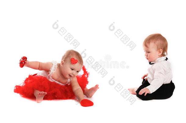 一对女孩和男孩的婴儿玩心脏概念情人节