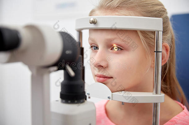 女孩在眼科<strong>诊所</strong>用眼压仪检查视力