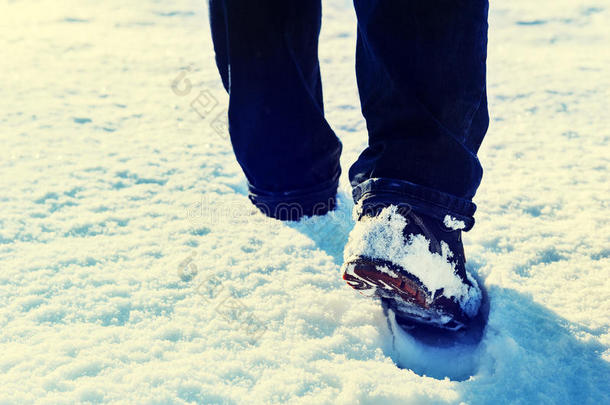 活跃的人在白雪覆盖的农村徒步旅行