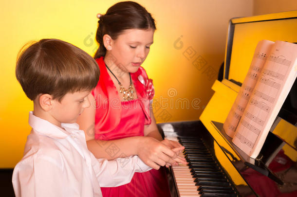 哥哥和妹妹弹<strong>钢琴</strong>。 <strong>钢琴</strong>演奏者。