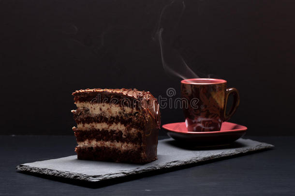一块巧克力蛋糕和一杯咖啡在bl的石板板上