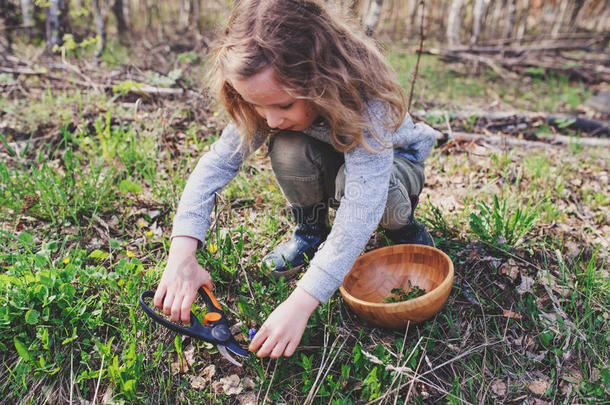 在早春森林里探索<strong>大自然</strong>的女孩。 孩子们学会热爱<strong>大自然</strong>。 教孩子们关于季节变化的知识。