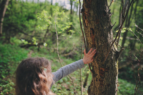 在早春森林里探索<strong>大自然</strong>的女孩。 孩子们学会热爱<strong>大自然</strong>。 教孩子们关于季节变化的知识。