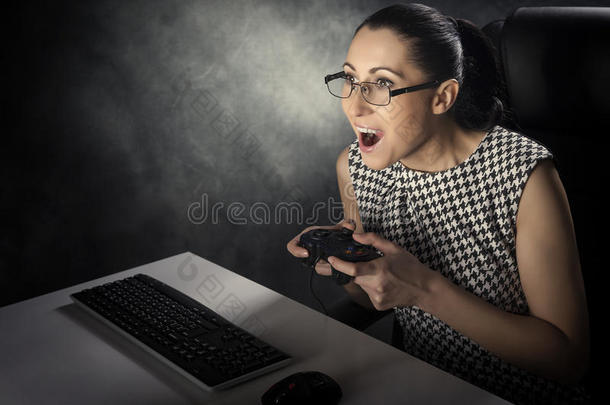 商业女人玩电脑游戏