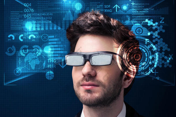 戴着未来派智能高科技眼镜的年轻人