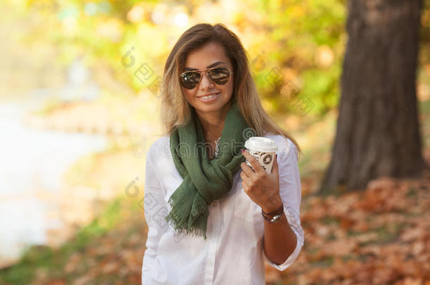 美丽的年轻金发女人<strong>喝了</strong>一杯咖啡