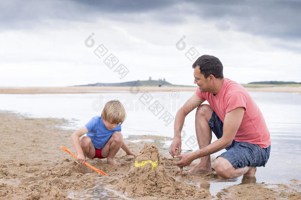 积极的海滩粘合男孩打破