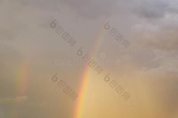 雨云日落上五颜六色的彩虹