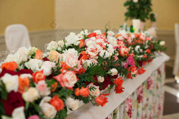 美丽优雅的婚礼接待台上<strong>铺满</strong>了鲜花，白色、粉红色和红色的玫瑰特写