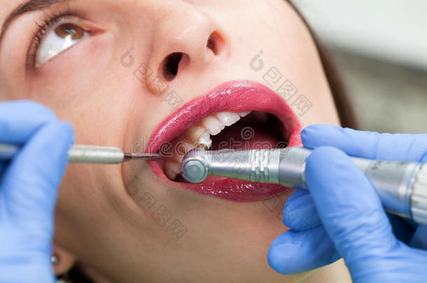 牙科医生近距离磨牙程序
