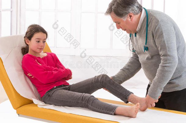 医生检查了一个十几岁女孩受伤的膝盖