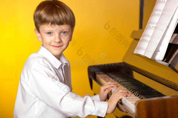 男孩钢琴。 钢琴演奏者。