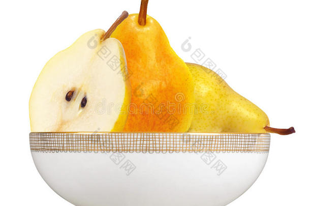 美丽的新鲜黄花梨在盘子里隔离在白色上