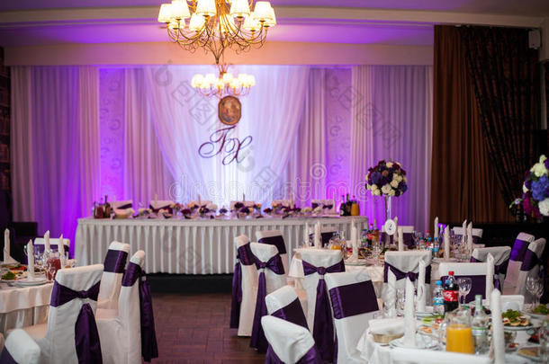 优雅时尚的紫色婚礼招待会