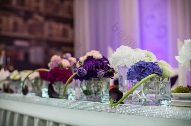 紫色婚礼接待处的鲜花特写