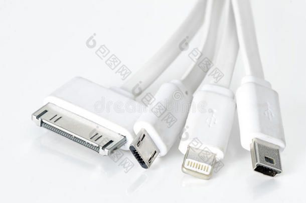 4个不同的手机USB充电插头适配器从USB隔离在白色