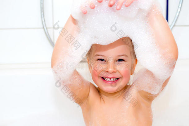 浴缸里有泡沫浴缸的有趣女孩