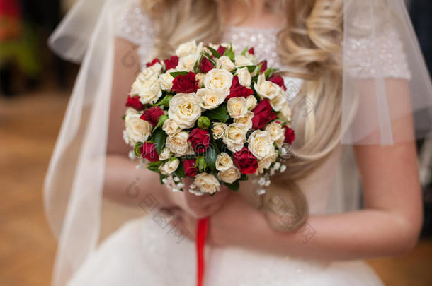 在新娘手中特写一束美丽浪漫的粉红色和红色玫瑰婚礼花束
