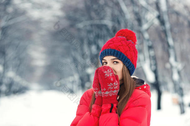 冬天雪景中年轻女子的美丽冬天肖像。
