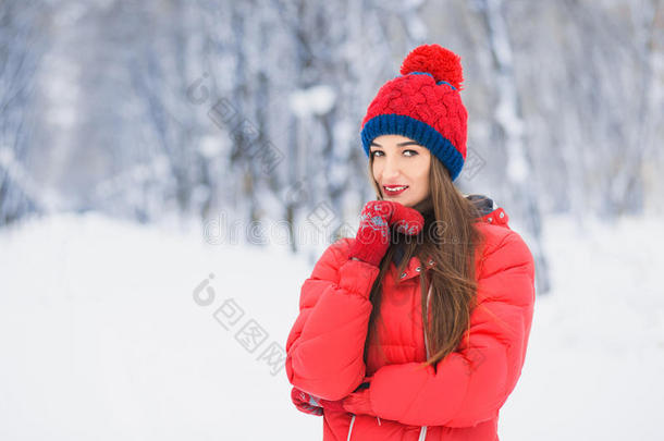 冬天雪景中年轻女子的美丽冬天肖像。