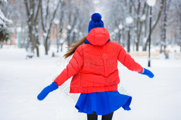 冬天雪景中年轻女子的美丽冬天肖像。