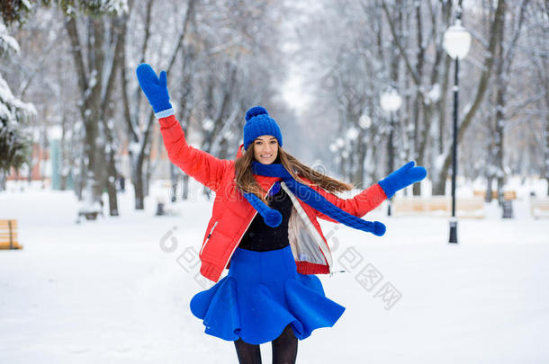 冬天雪景中年轻女子的美丽冬天肖像。