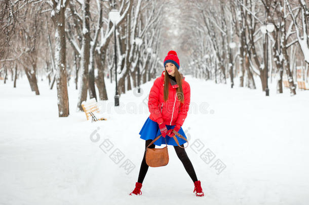 冬天雪景中年轻女子的美丽冬天肖像。