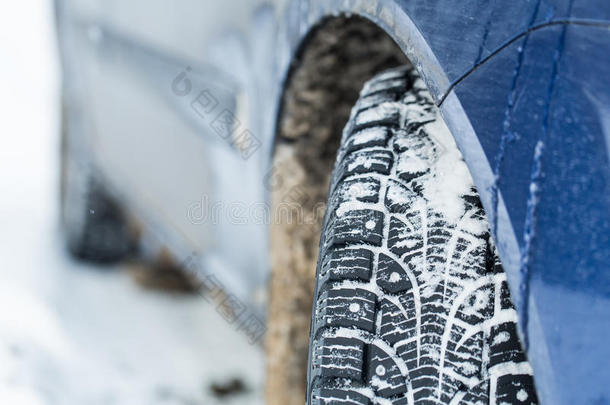 在雪地上关闭汽车轮胎。