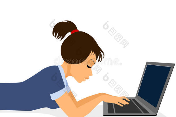 女孩在笔记本电脑上打字