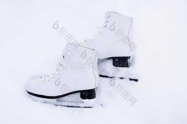 图形溜冰鞋在雪地特写