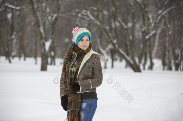 寒冷冬天公园的美女。 在户外。 飞舞的雪花。