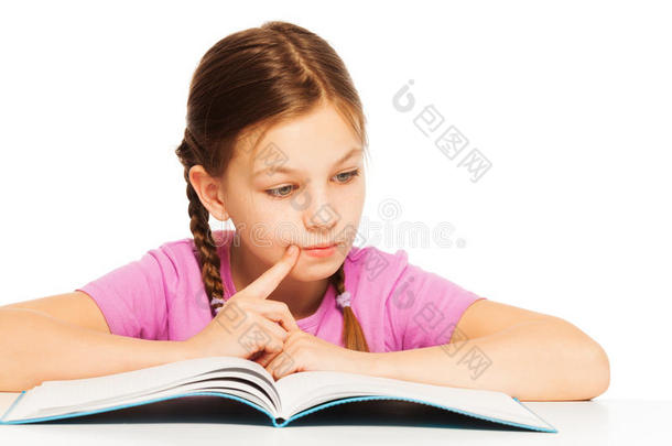 可爱的小女生读书
