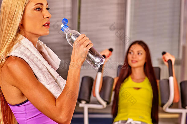 女孩在运动健身房喝水