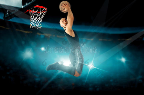 集中篮球运动员在黑色球衣使反向扣篮扣篮