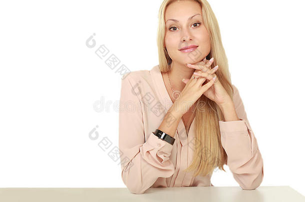美女肖像。 一个年轻的女人，自然干净的脸坐在桌子上，靠在他的<strong>胳膊</strong>肘上