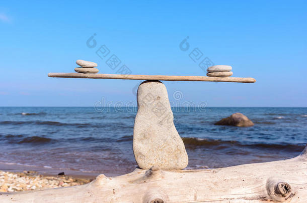 精确平衡平衡的海滩海岸