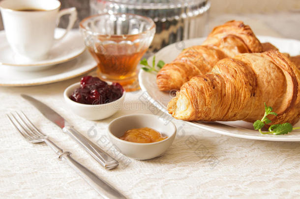 法式清淡早餐咖啡和牛角面包