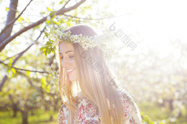 美丽的浪漫女人，长长的金发在山谷百合花的花环上