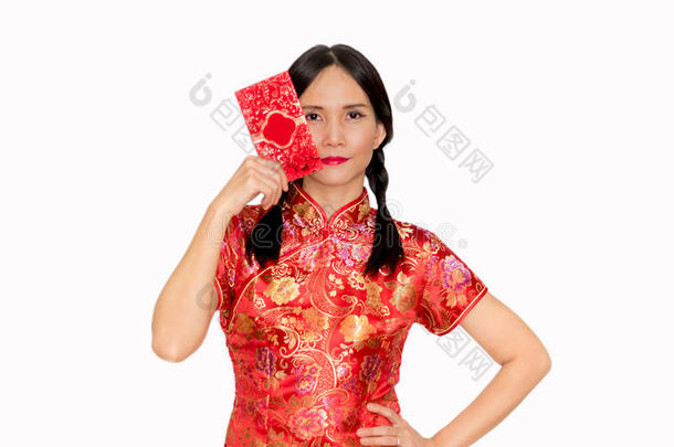 穿着红色旗袍套装的亚洲女士拿着红包或被子