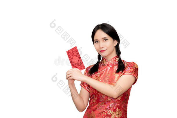 穿着红色旗袍套装的亚洲女士拿着红包或被子