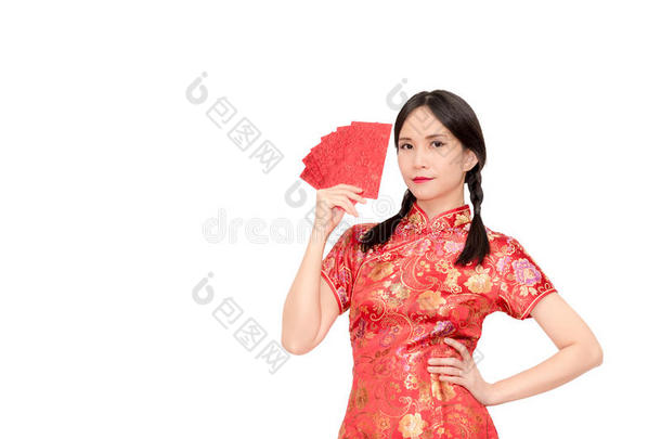 穿着红色<strong>旗袍</strong>套装的亚洲女士拿着红包或被子
