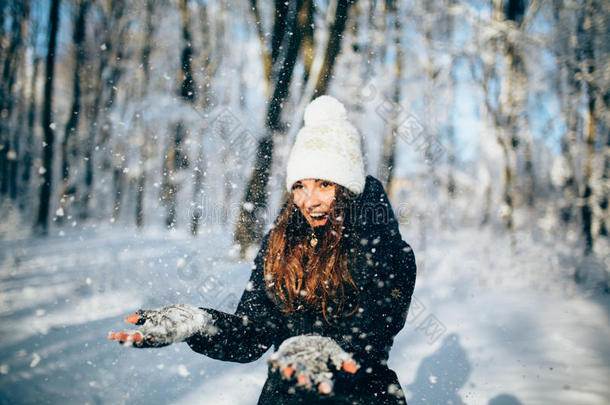 女孩在森林里<strong>超越</strong>，捕捉雪花