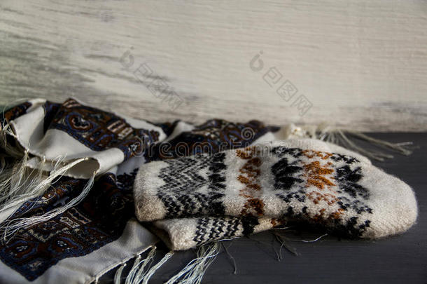 米色羊毛围巾和手套。 冬天的一套东西。