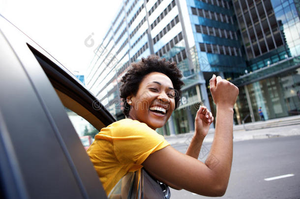 兴奋的女人抬起胳膊看着车窗外