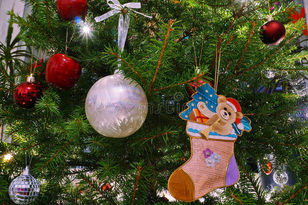 圣诞树装饰球和熊卡通