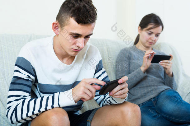 黑发和少年看着智能手机的屏幕